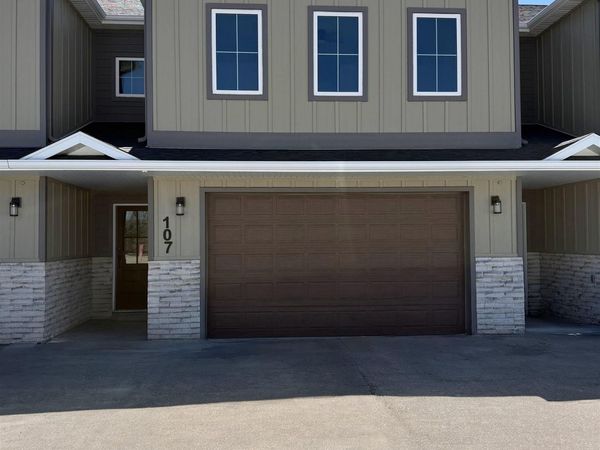 107 Stonebrook Ct., Clear Lake, IA 50428