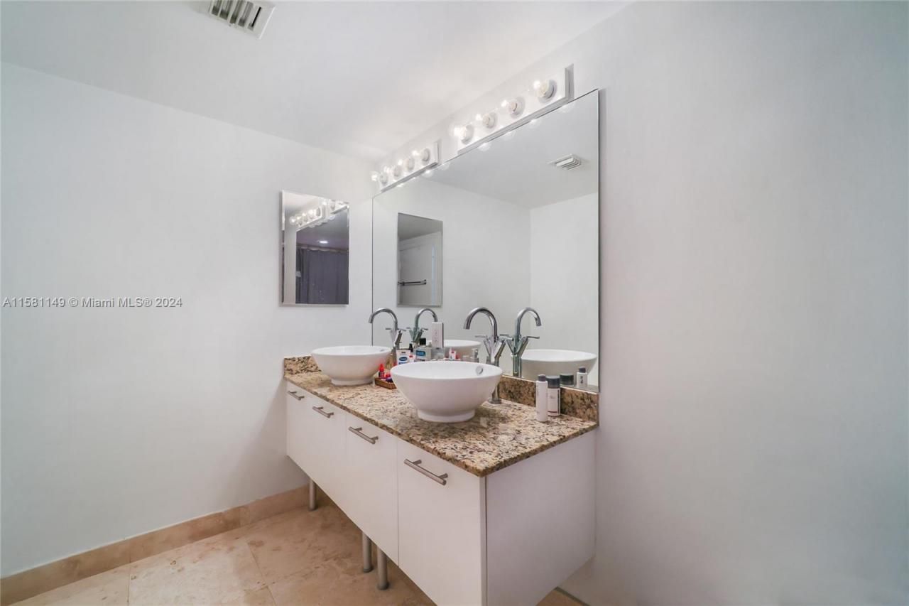 41 SE 5th St, Unit 304, Miami, FL 33131 Photo