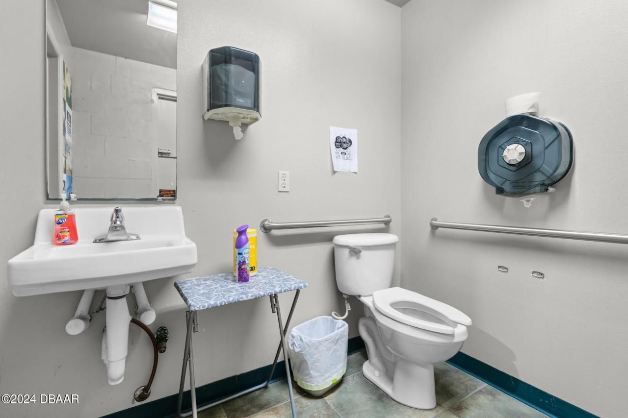 3090 S Ridgewood Avenue, South Daytona, FL 32119 Photo