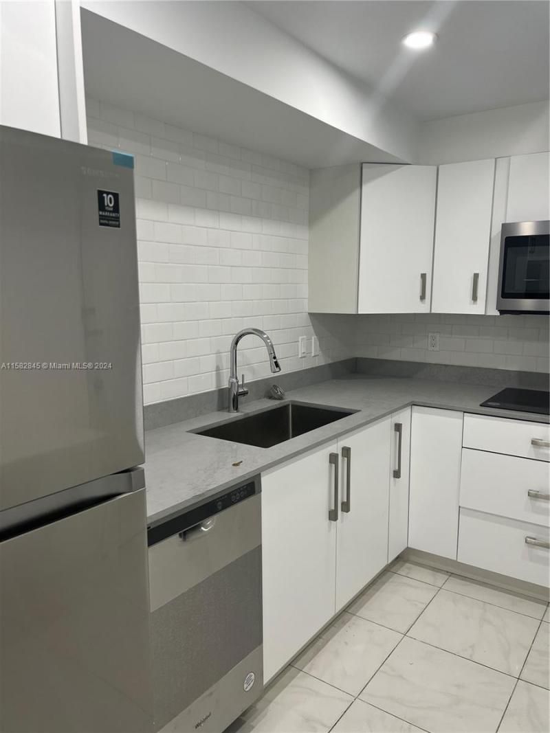 400 Kings Point Dr, Unit 310, Sunny Isles Beach, FL 33160 Photo