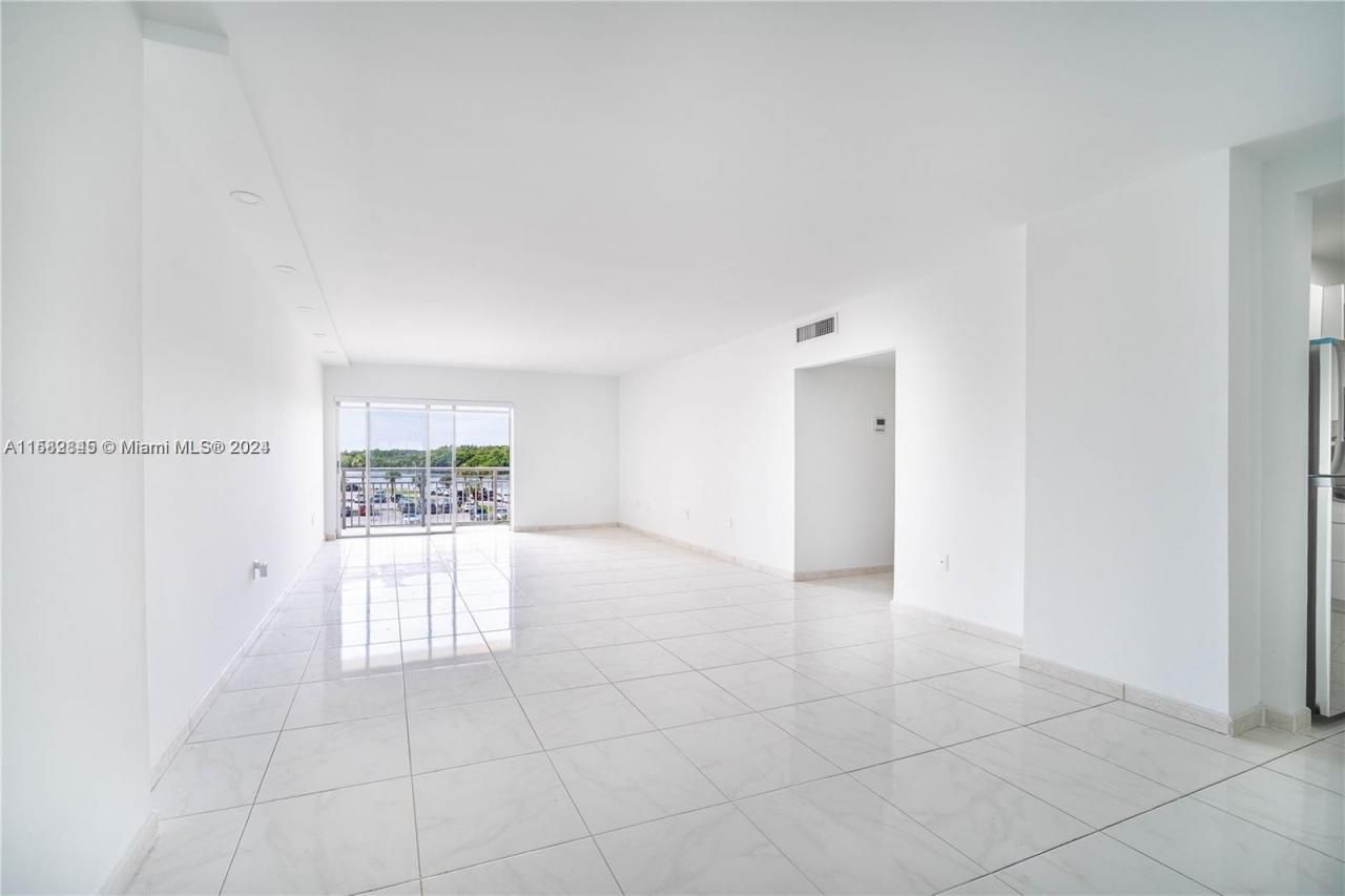 400 Kings Point Dr, Unit 310, Sunny Isles Beach, FL 33160 Photo