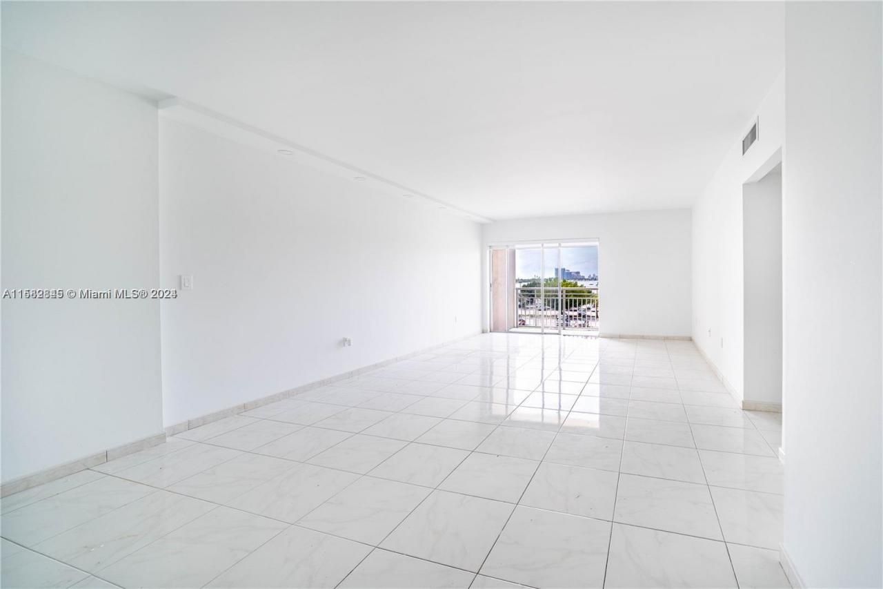 400 Kings Point Dr, Unit 310, Sunny Isles Beach, FL 33160 Photo