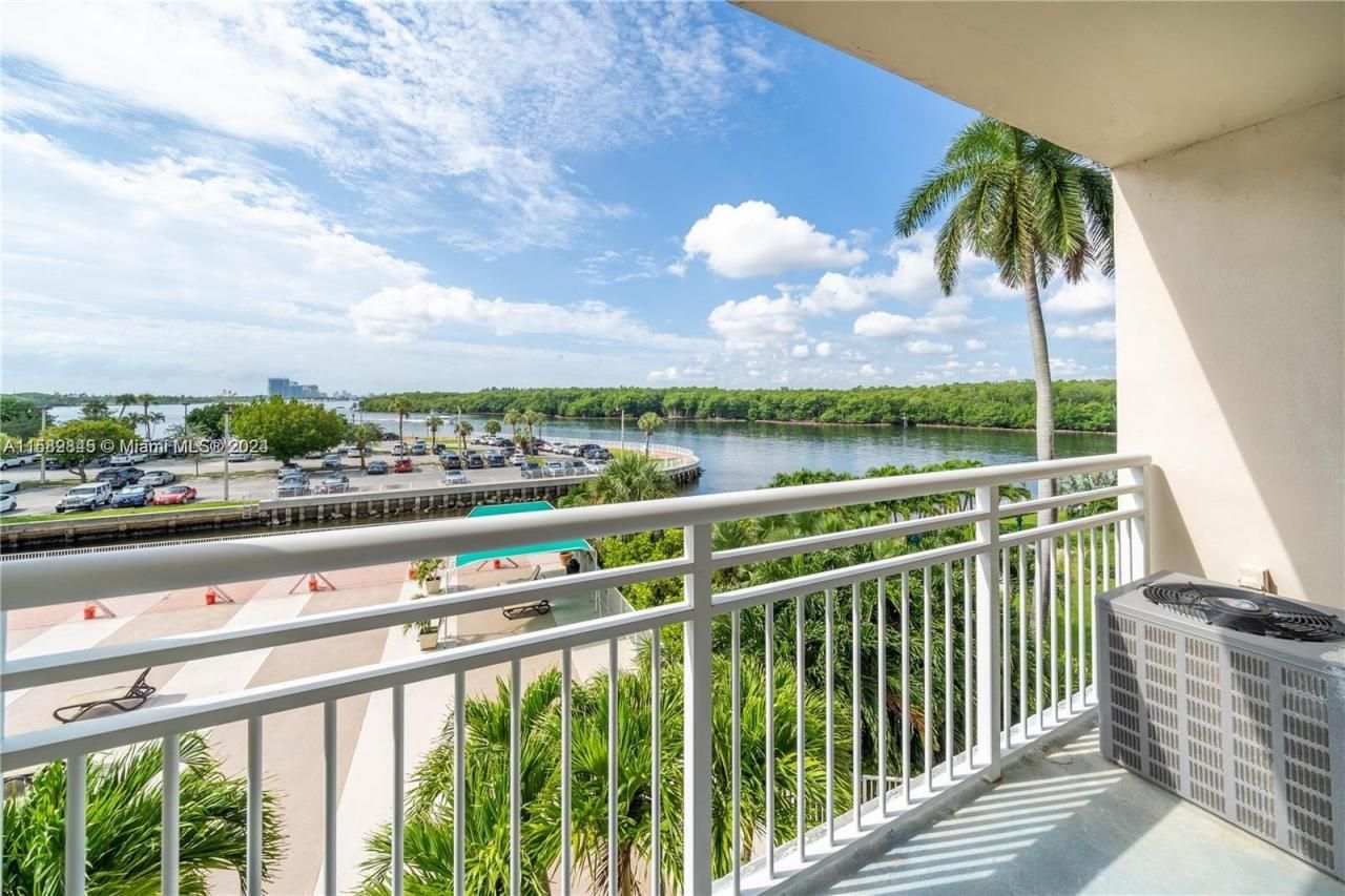 400 Kings Point Dr, Unit 310, Sunny Isles Beach, FL 33160 Photo