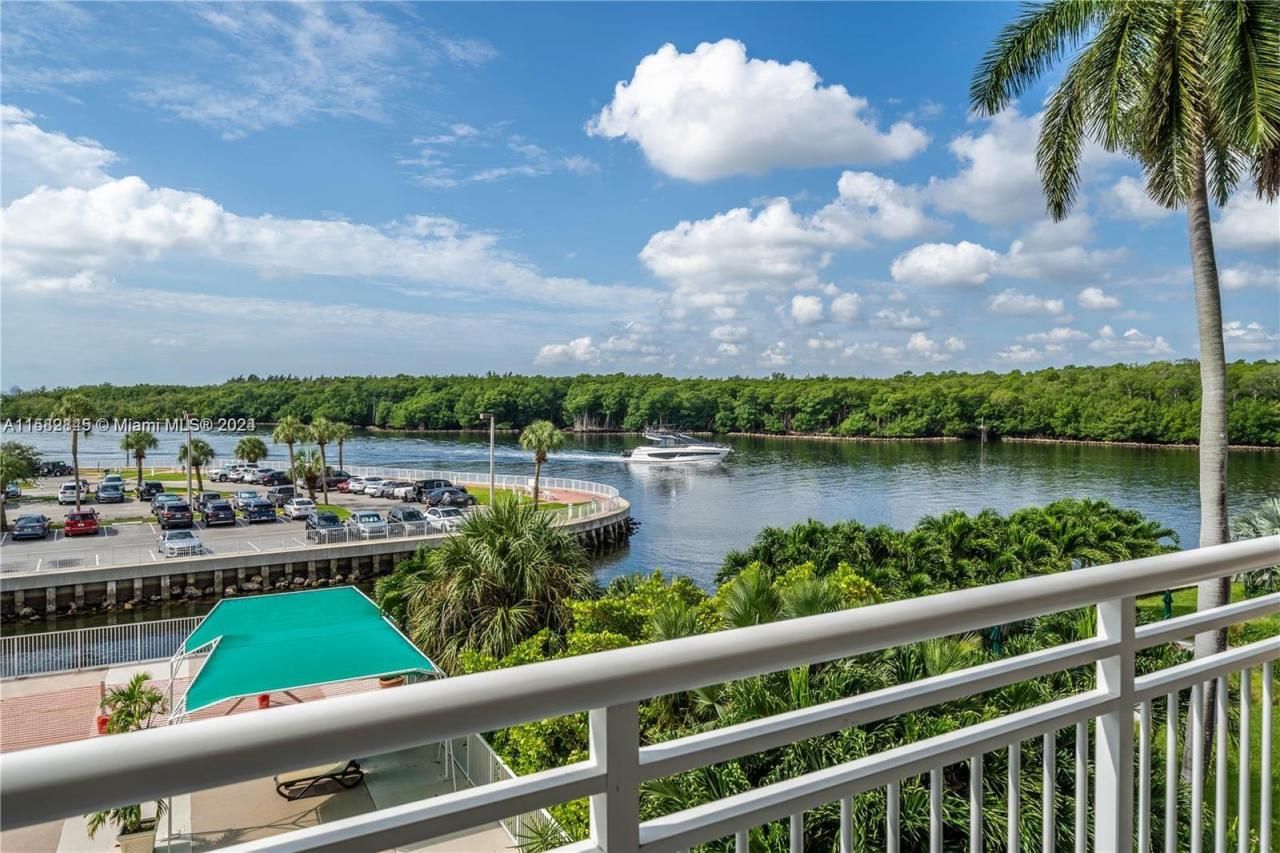 400 Kings Point Dr, Unit 310, Sunny Isles Beach, FL 33160 Photo