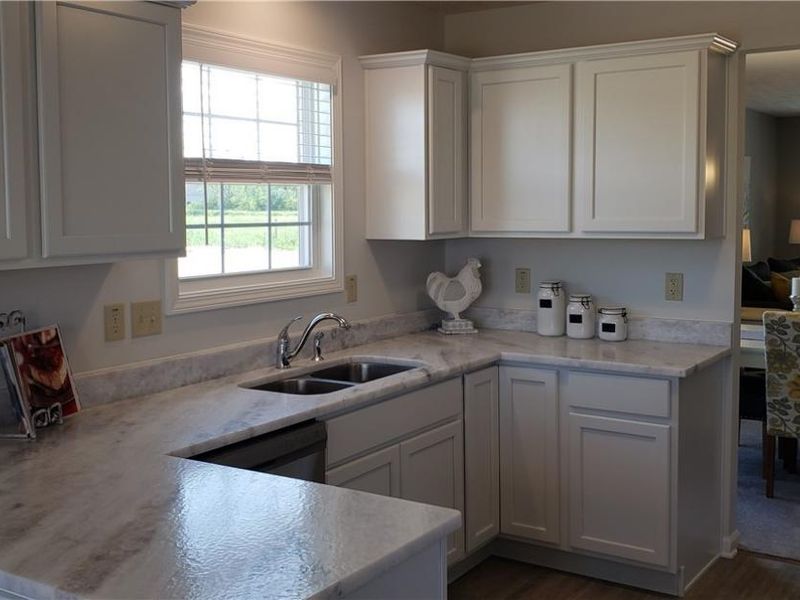 102 Stonecrest Trail, Elyria, OH 44035 Photo 4