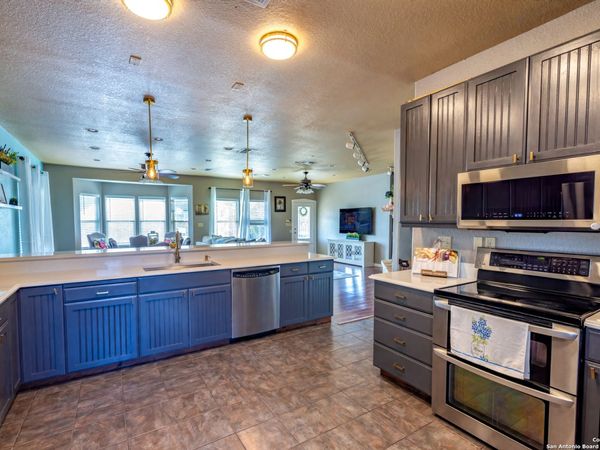 140 Twin Springs Rd N, Kerrville, TX 78028