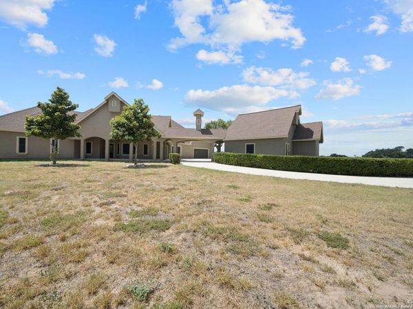 3022 interstate 35, Natalia, TX 78059