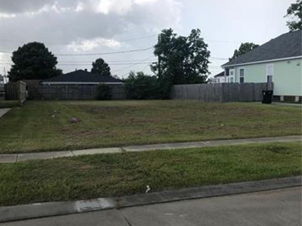 108 SEAL. Drive, Arabi, LA 70032