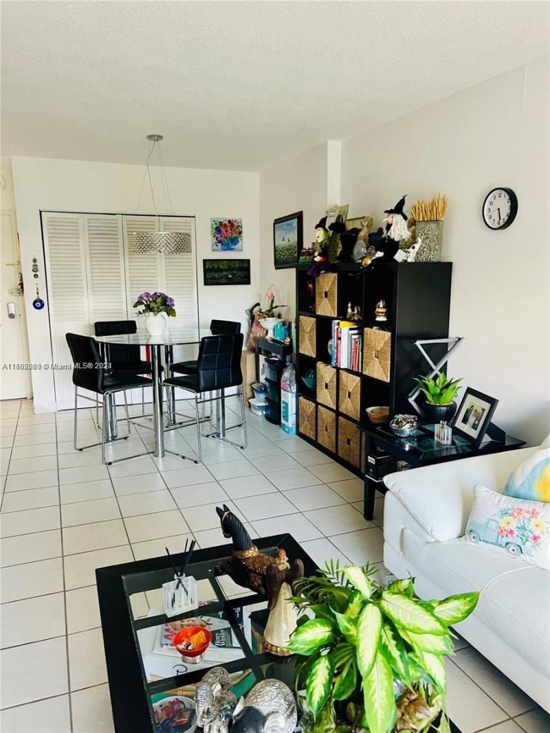 400 Kings Point Dr, Unit 317, Sunny Isles Beach, FL 33160 Photo