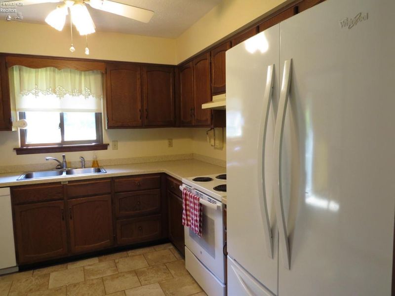 671 S S. Lake St., Amherst, OH 44001 Photo 12