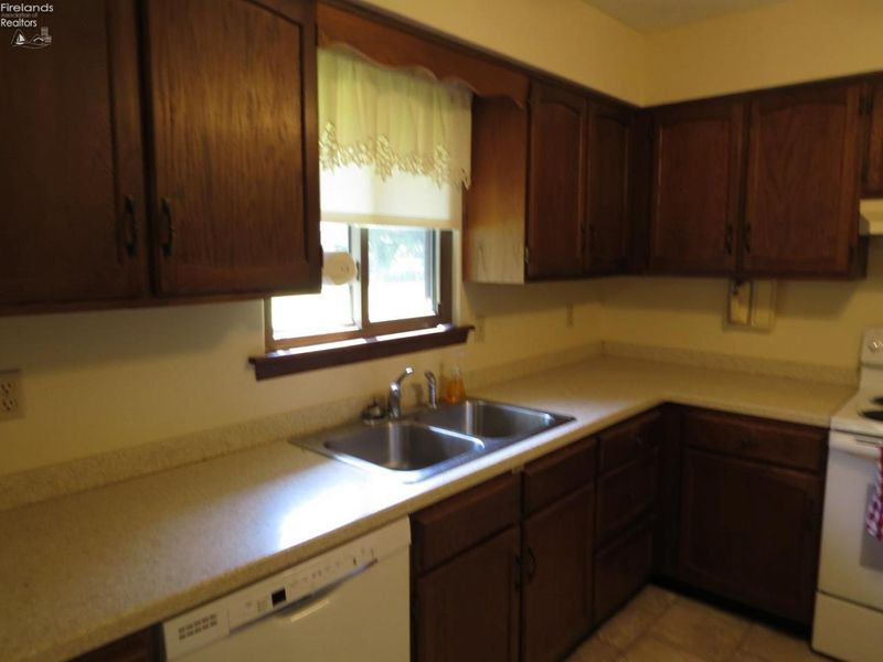 671 S S. Lake St., Amherst, OH 44001 Photo 13