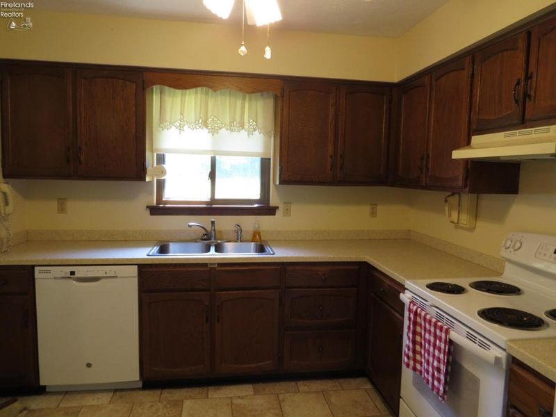 671 S S. Lake St., Amherst, OH 44001 Photo 14