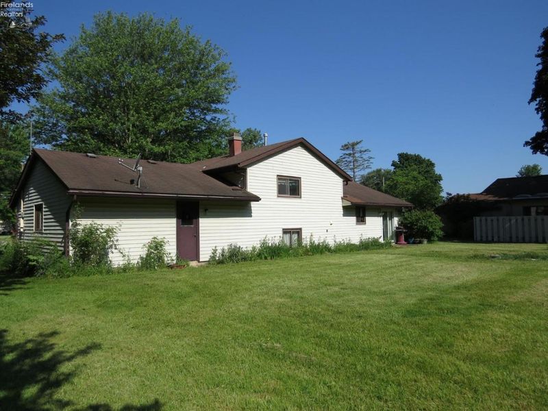 671 S S. Lake St., Amherst, OH 44001 Photo 7