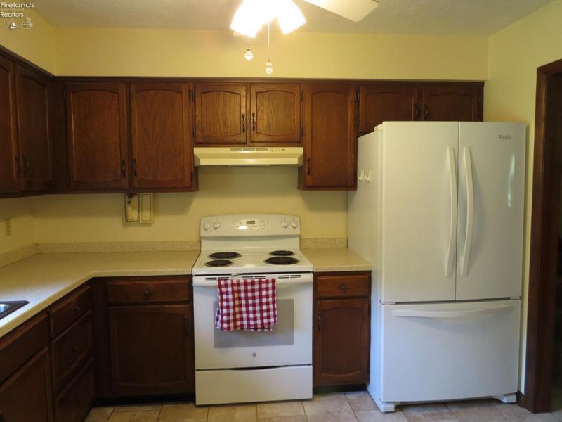 671 S S. Lake St., Amherst, OH 44001 Photo 9