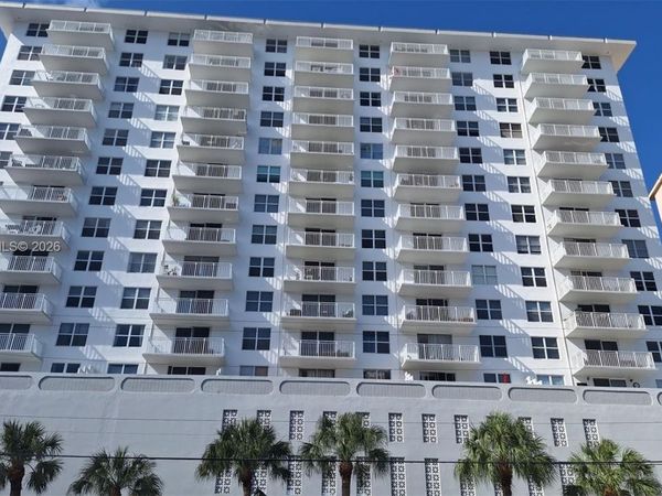 427 Golden Isles Dr, Unit 5H, Hallandale Beach, FL 33009