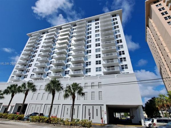 427 Golden Isles Dr, Unit 5H, Hallandale Beach, FL 33009