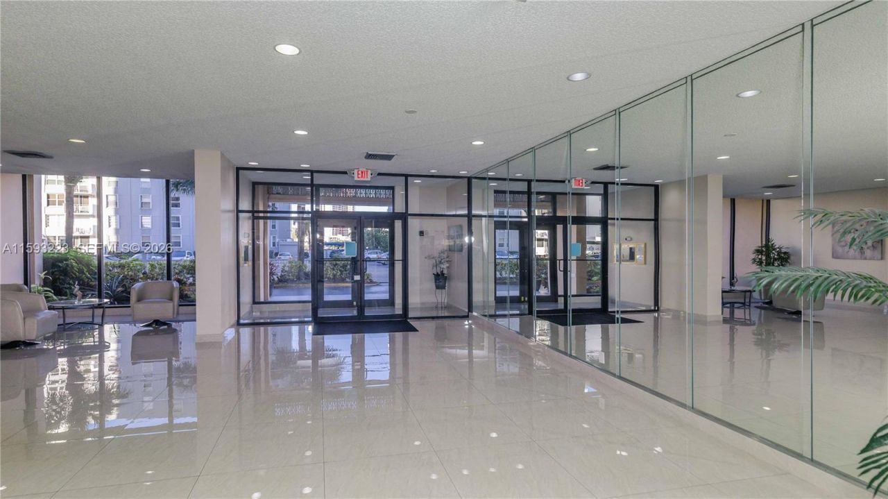 427 Golden Isles Dr, Unit 5H, Hallandale Beach, FL 33009 Photo