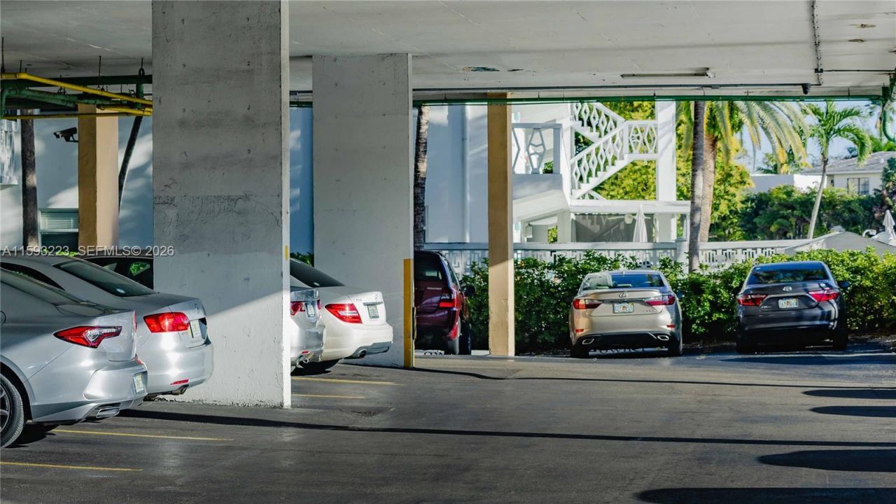 427 Golden Isles Dr, Unit 5H, Hallandale Beach, FL 33009 Photo