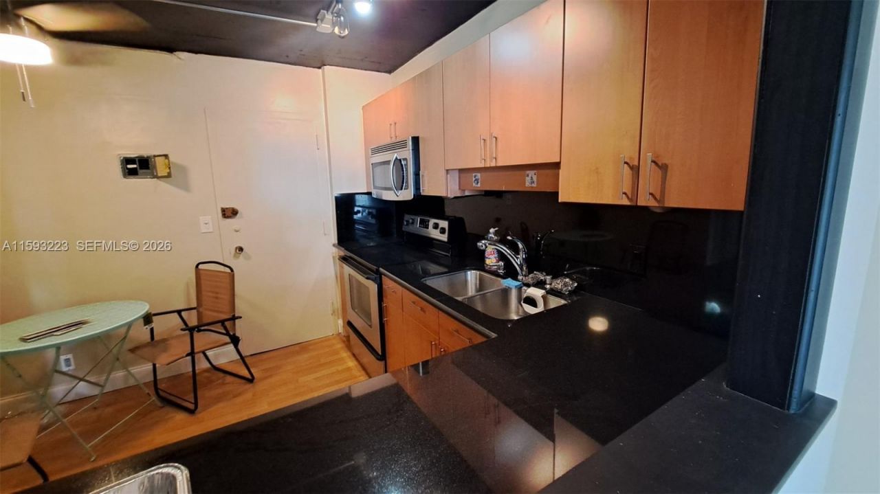 427 Golden Isles Dr, Unit 5H, Hallandale Beach, FL 33009 Photo