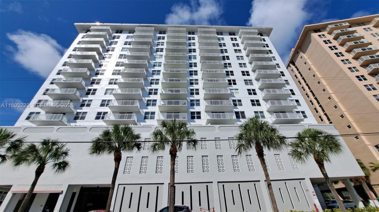 427 Golden Isles Dr, Unit 5H, Hallandale Beach, FL 33009 Photo