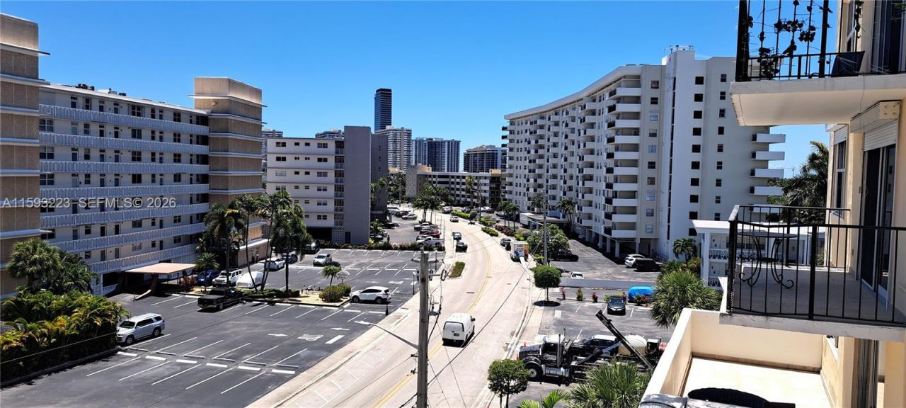 427 Golden Isles Dr, Unit 5H, Hallandale Beach, FL 33009 Photo