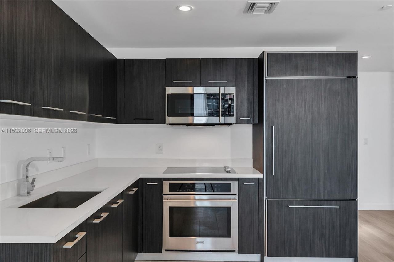 45 SW 9th St, Unit 3502, Miami, FL 33130 Photo