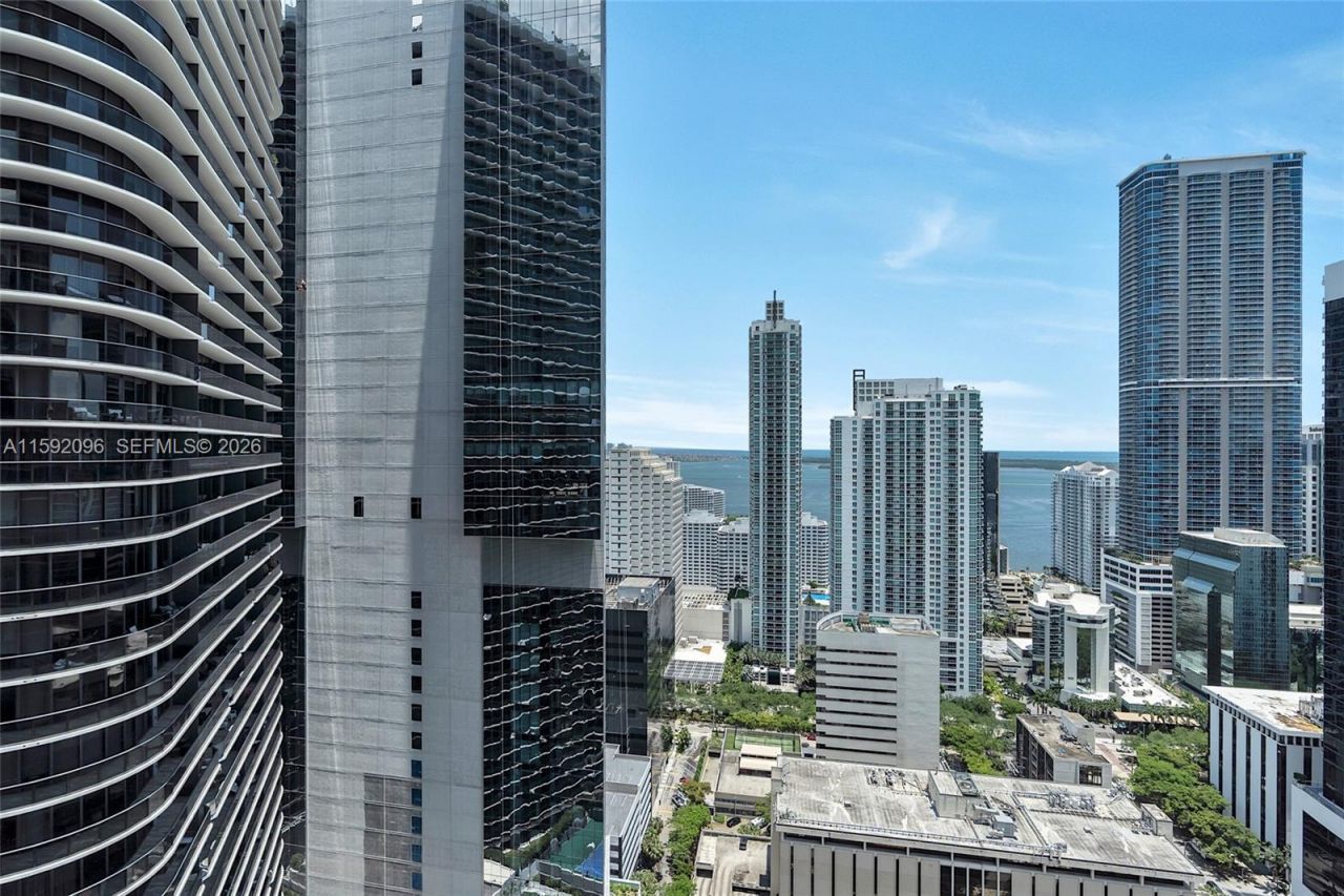 45 SW 9th St, Unit 3502, Miami, FL 33130 Photo