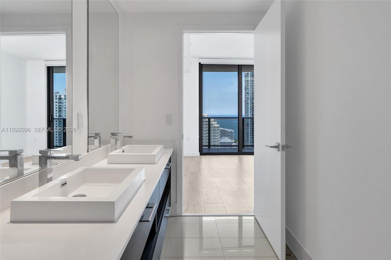 45 SW 9th St, Unit 3502, Miami, FL 33130 Photo