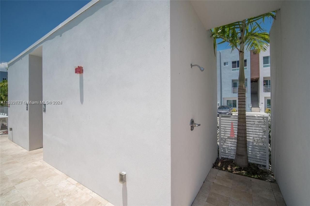 2561 NE 193rd St, Unit 1103, Miami, FL 33180 Photo