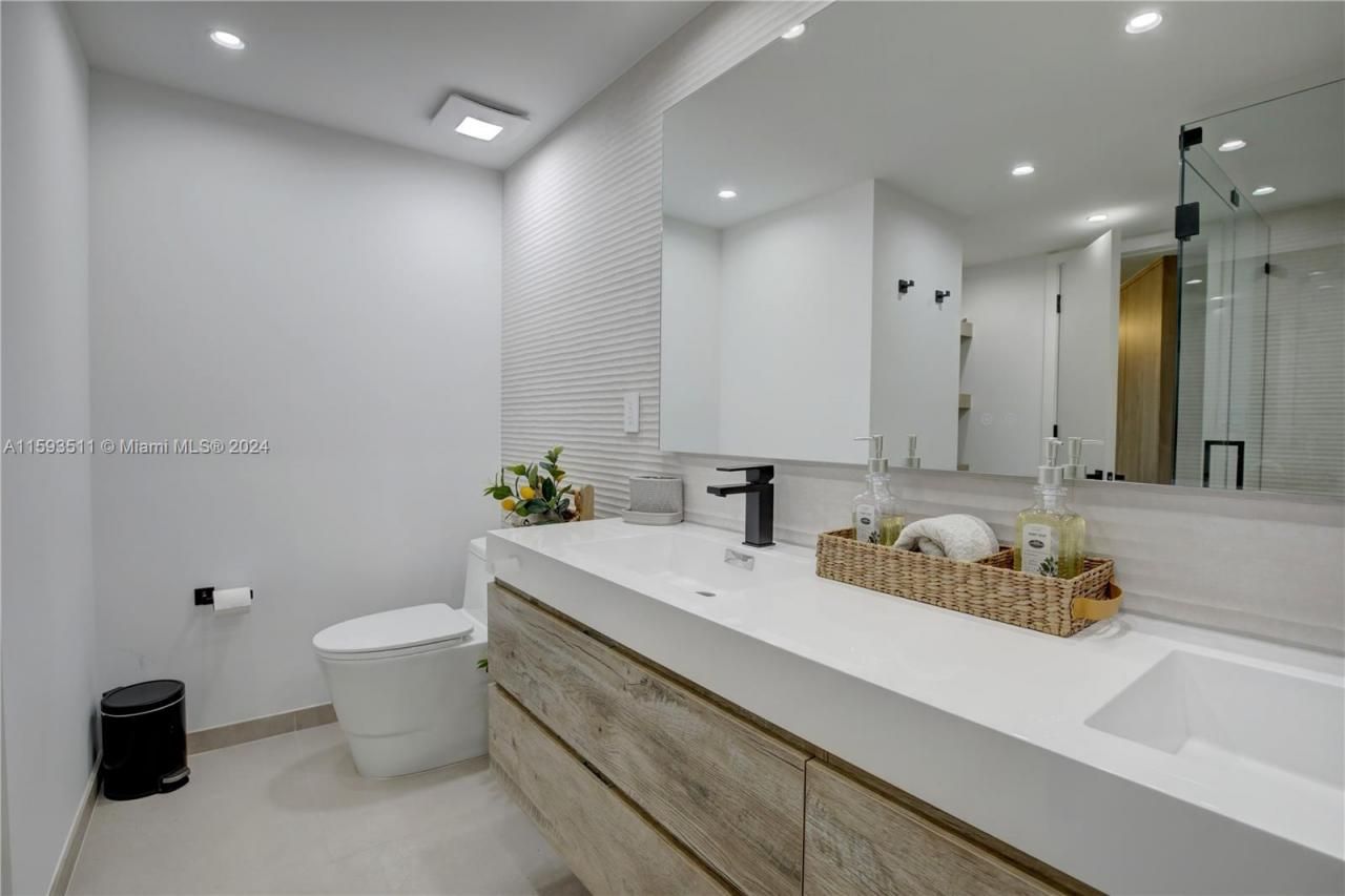 1121 Crandon Blvd, Unit D1201, Key Biscayne, FL 33149 Photo