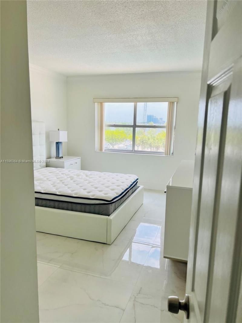400 Kings Point Dr, Unit 307, Sunny Isles Beach, FL 33160 Photo