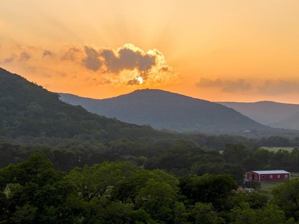 75 Rm 366, Leakey, TX 78873