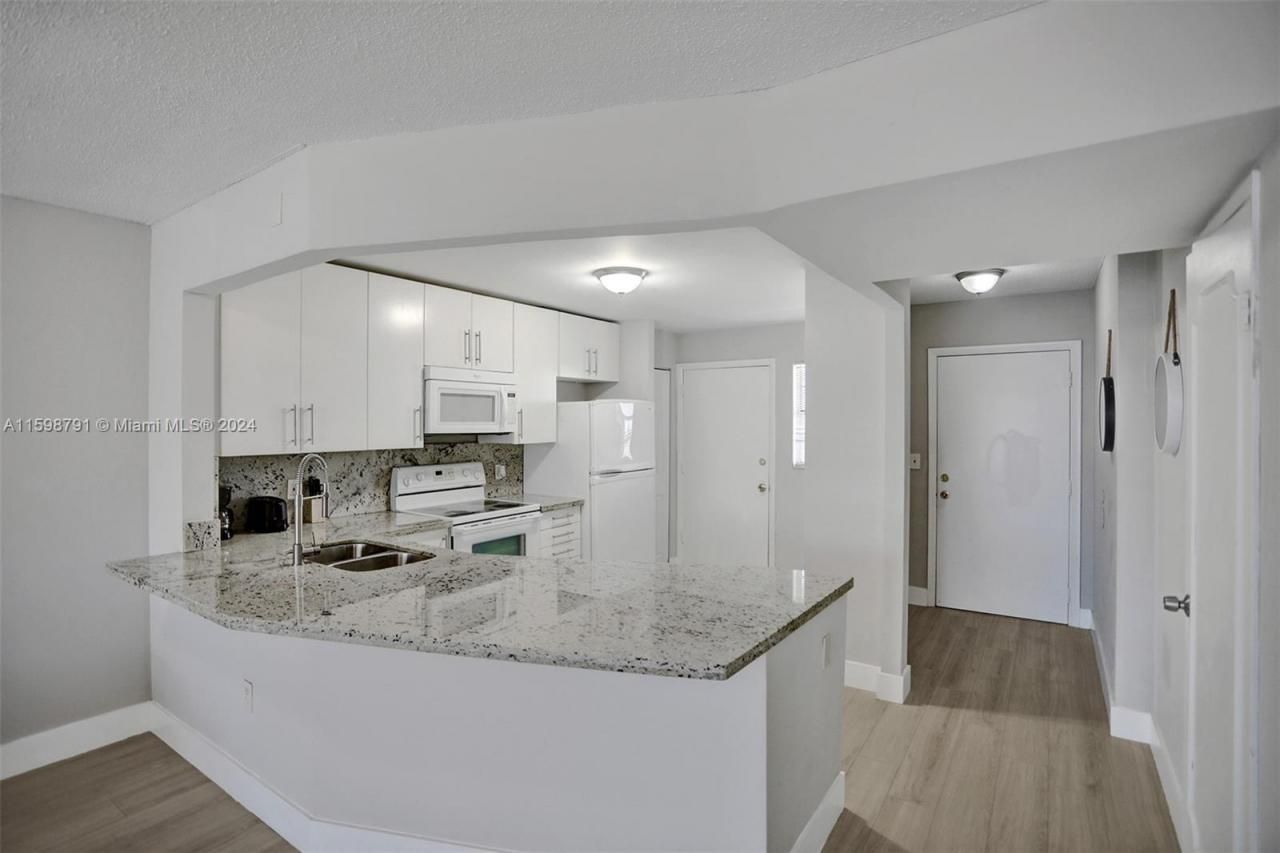 1770 NE 191st St, Unit 716-1, Miami, FL 33179 Photo