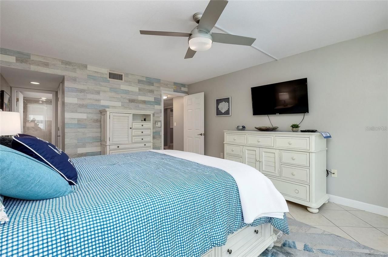 1350 N Portofino Drive, Unit 207, Sarasota, FL 34242 Photo