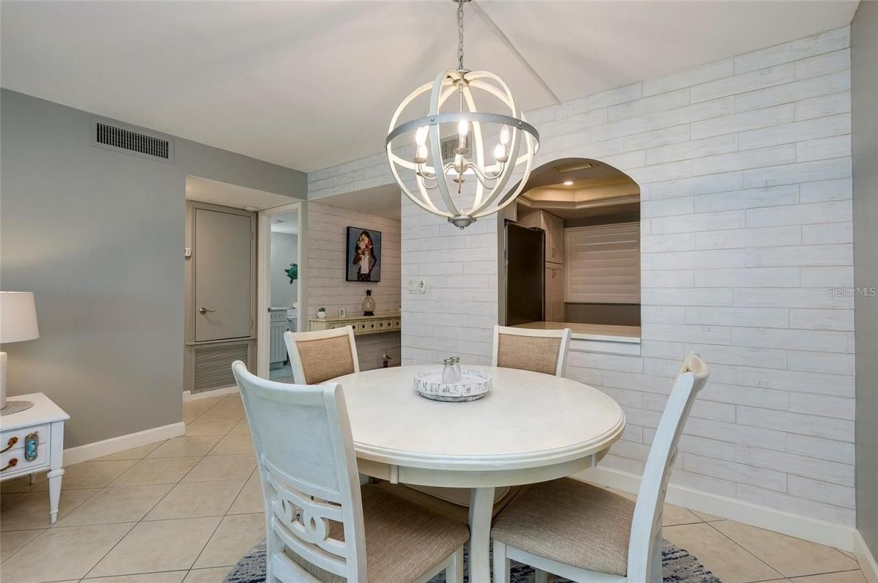 1350 N Portofino Drive, Unit 207, Sarasota, FL 34242 Photo