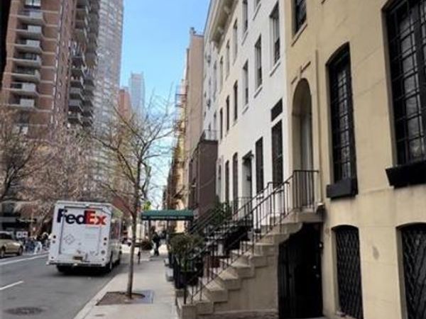 437 W 43rd Street, Unit 1, New York (Manhattan), NY 10036