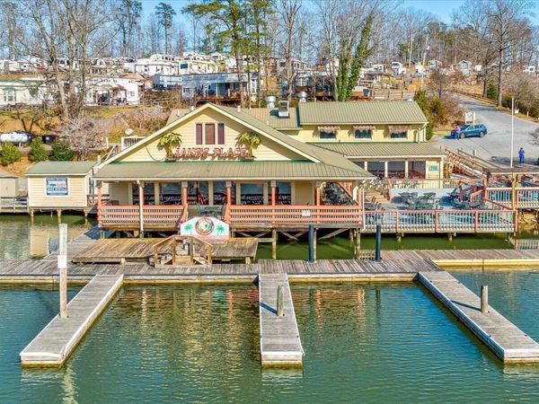 1041 Harbour Inn LN, Moneta, VA 24121