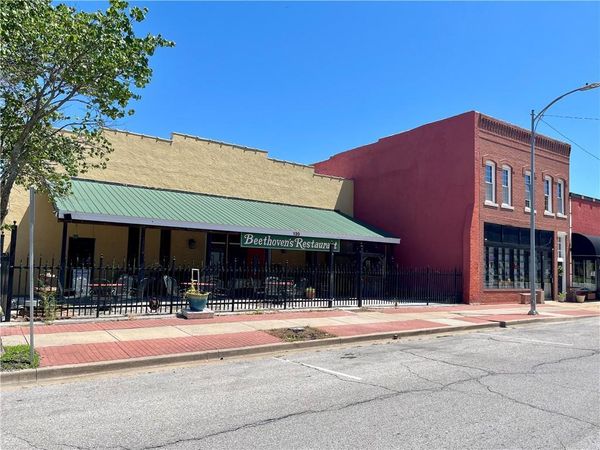 120 W Peoria Street, Paola, KS 66071