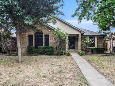 6908 Bentley Avenue, Fort Worth, TX 76137