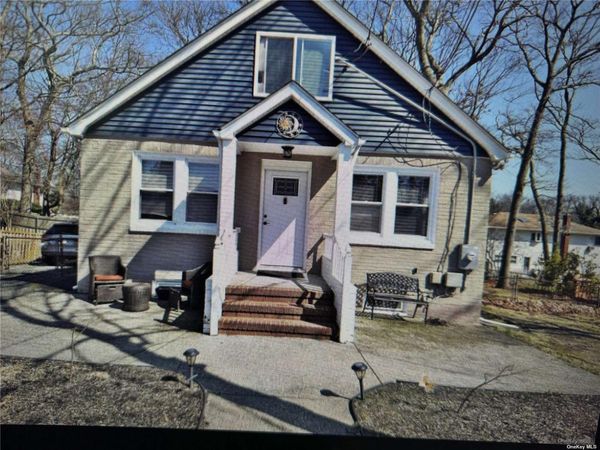 53 W 8th Street, Ronkonkoma, NY 11779