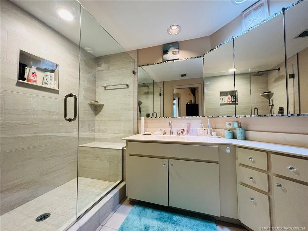 221 NE Plantation Road, Unit 215, Stuart, FL 34996 Photo