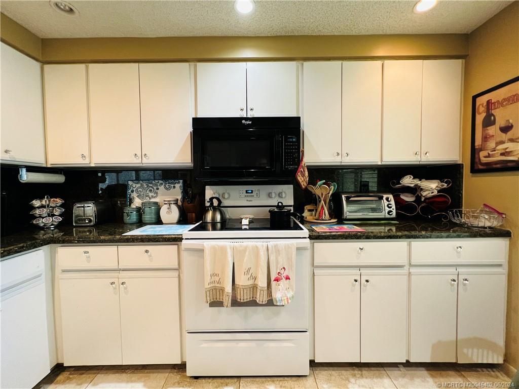 221 NE Plantation Road, Unit 215, Stuart, FL 34996 Photo