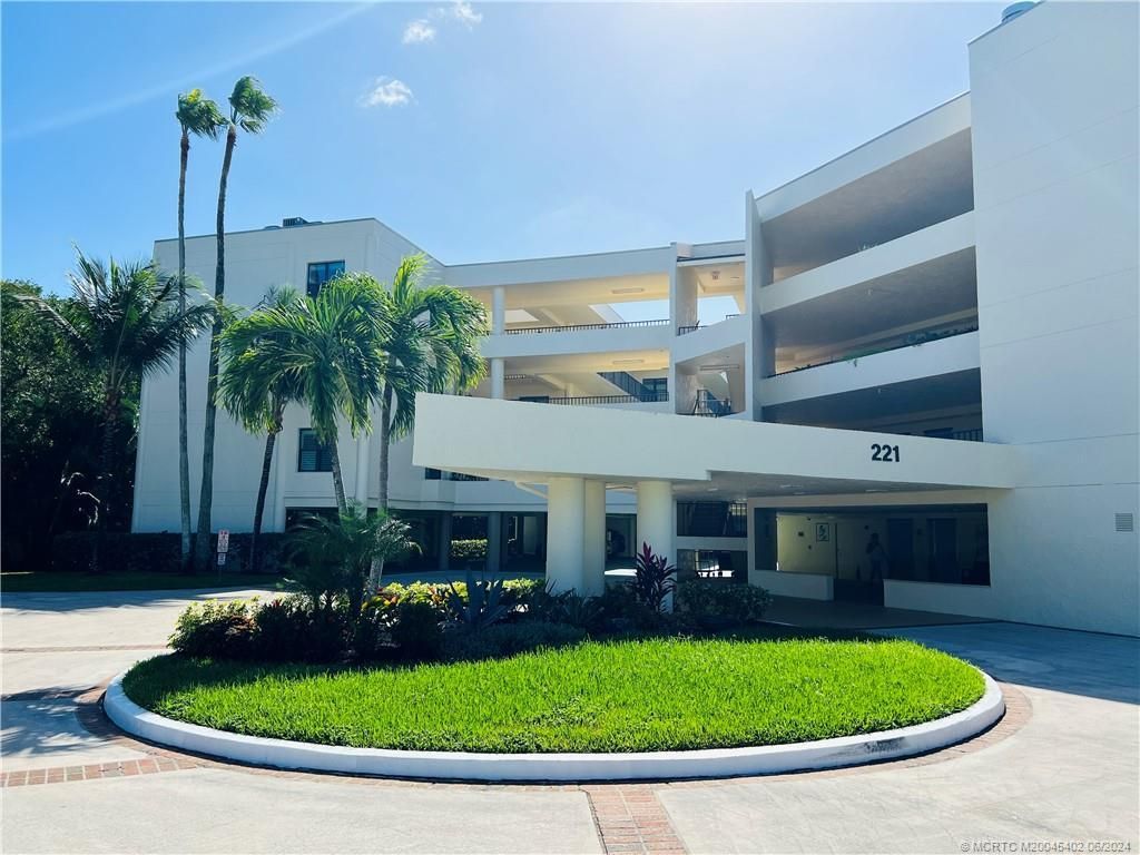 221 NE Plantation Road, Unit 215, Stuart, FL 34996 Photo