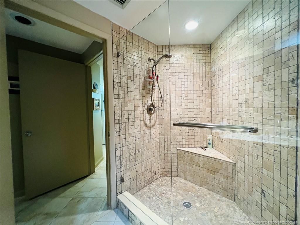 221 NE Plantation Road, Unit 215, Stuart, FL 34996 Photo