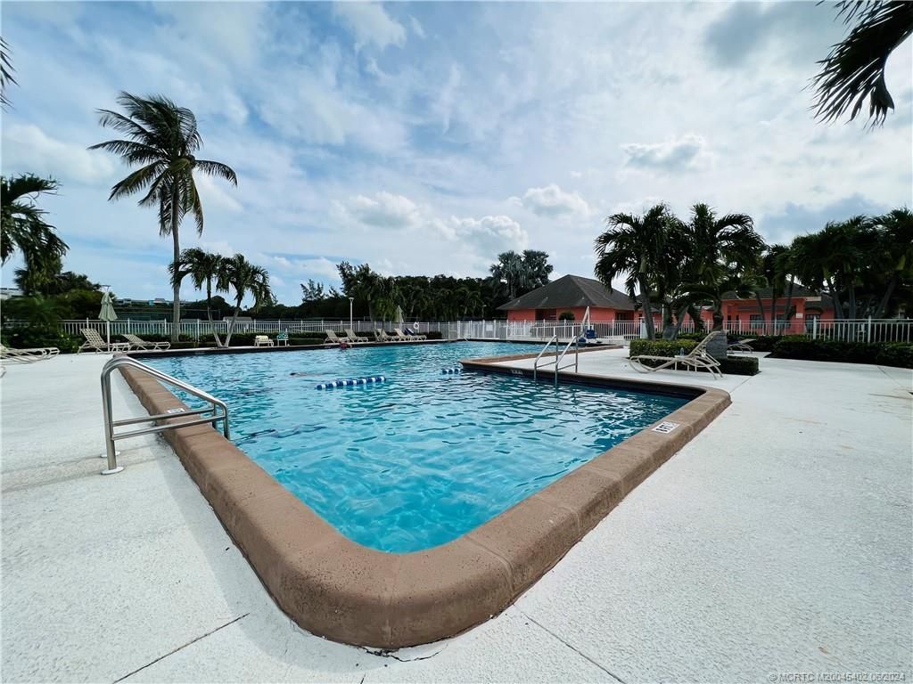 221 NE Plantation Road, Unit 215, Stuart, FL 34996 Photo