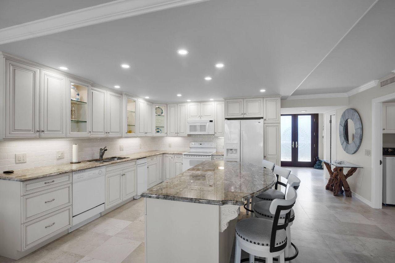 101 E Ocean Drive, Unit C402, Key Colony, FL 33051 Photo