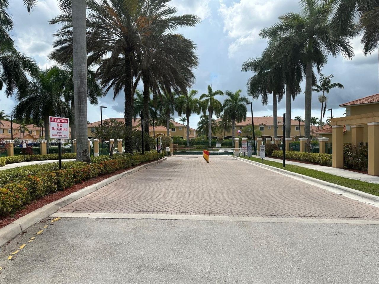 494 NW 165th St Rd, Unit C306, Miami, FL 33169 Photo