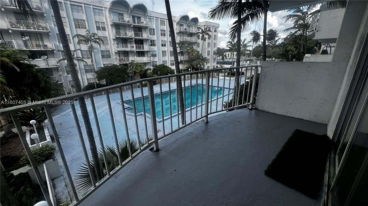 494 NW 165th St Rd, Unit C306, Miami, FL 33169 Photo