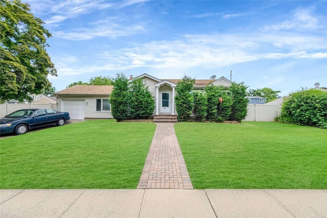 263 N Park Drive, Massapequa, NY 11758 Main Photo