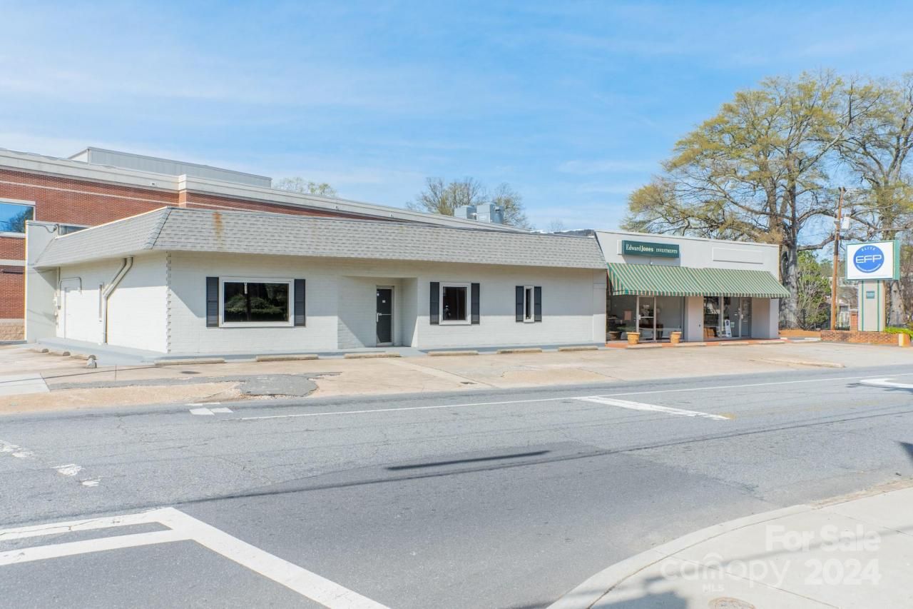 301 Caswell Road N, Charlotte, NC 28204 Main Photo